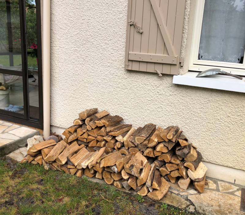 Tas de bois chauffage favorisant la présence de termites